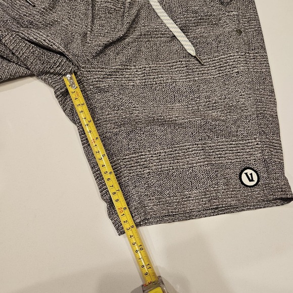 Vuori Kore Shorts Mens S Gray Athletic Lined Drawstring Gym Running 9" Ins - Picture 9 of 12